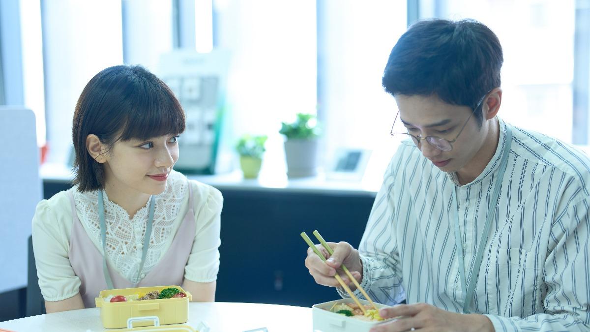 劉以豪（右）演活呆萌媽寶工程師。（圖／Netflix提供）