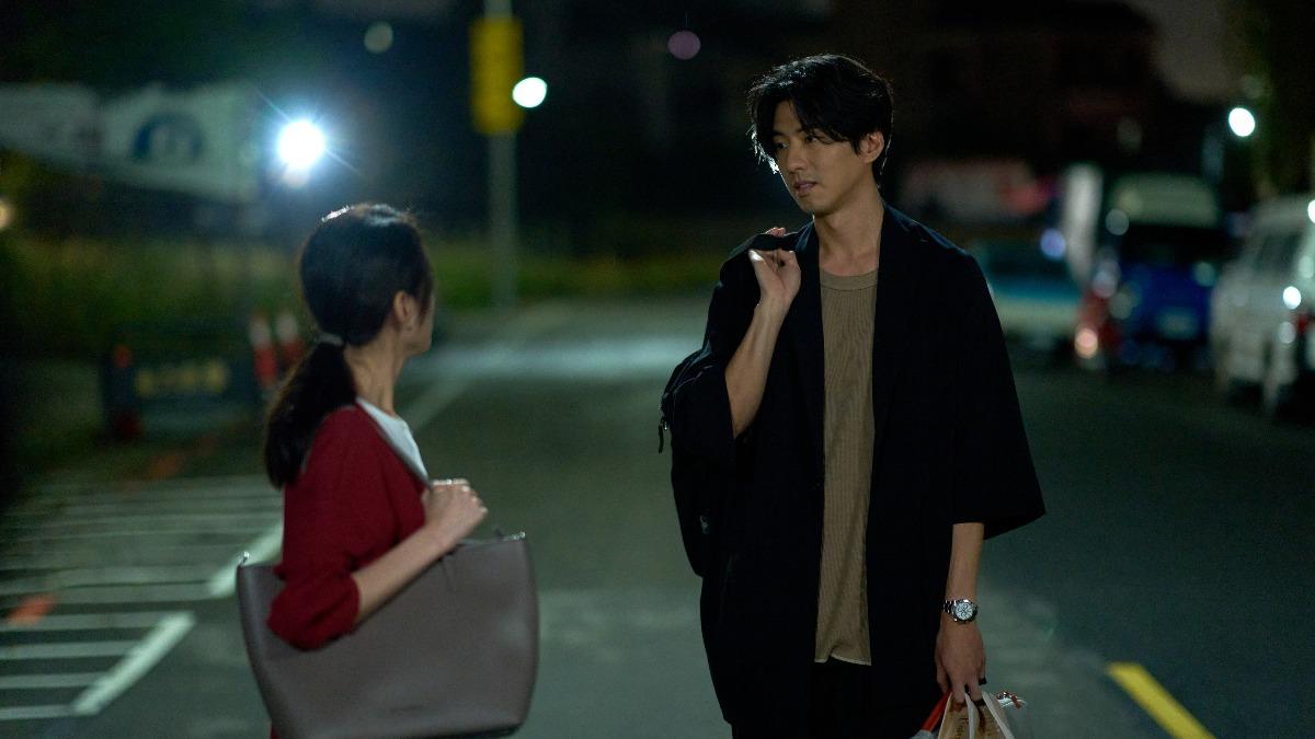 傅孟柏（右）無緣挽回前女友柯佳嬿，嘆「錯過來不及」。（圖／Netflix提供）