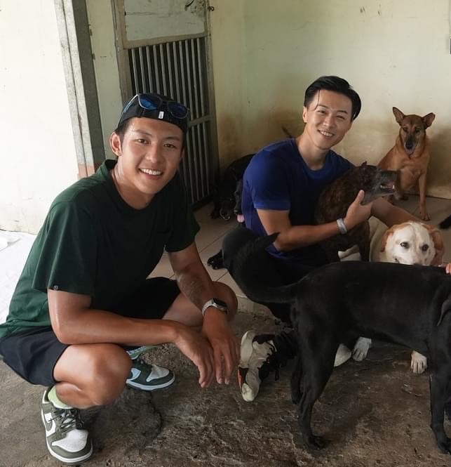 劉丞（左）和游書庭一起到動物之家擔任打掃義工。（圖／艾迪昇傳播提供）