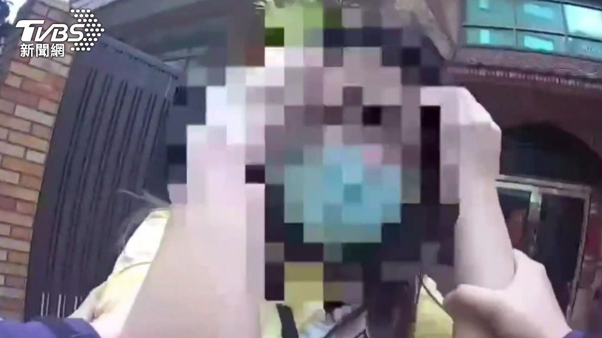女子被逮後還要求在拘留室內敷面膜。（圖／TVBS）
