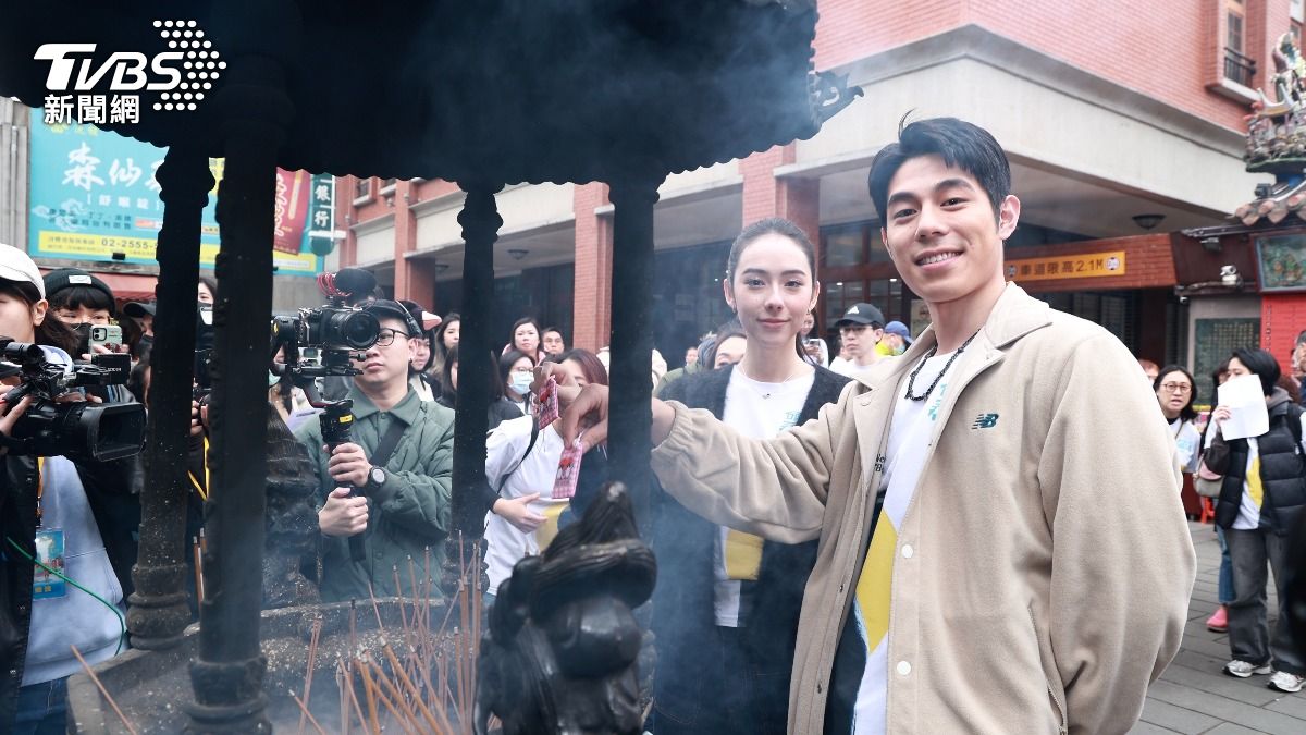 詹懷雲、林奕嵐今到霞海城隍廟祈求好運。（圖／黃城碩攝）