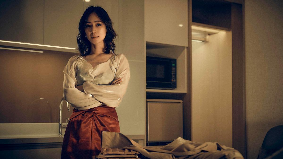 小薰跟薛仕凌滾床單，獻出伸舌頭大尺度。（圖／鏡文學提供）