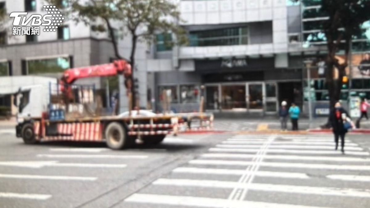 肇事貨車與路口。（圖／TVBS）