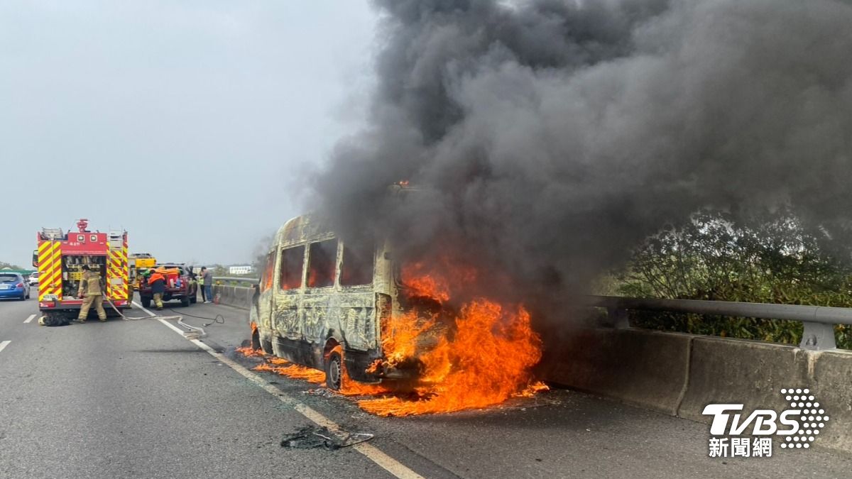 小巴已全面燃燒。（圖／TVBS）
