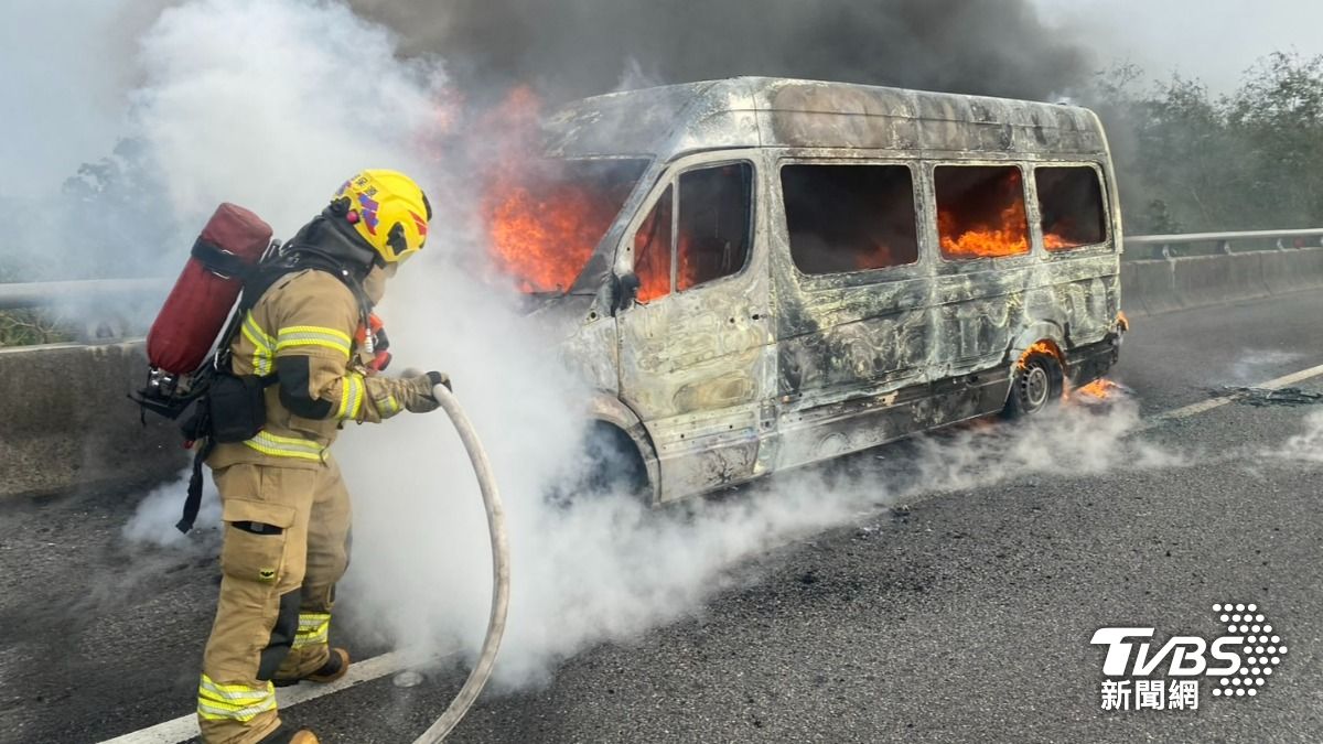 小巴已全面燃燒。（圖／TVBS）