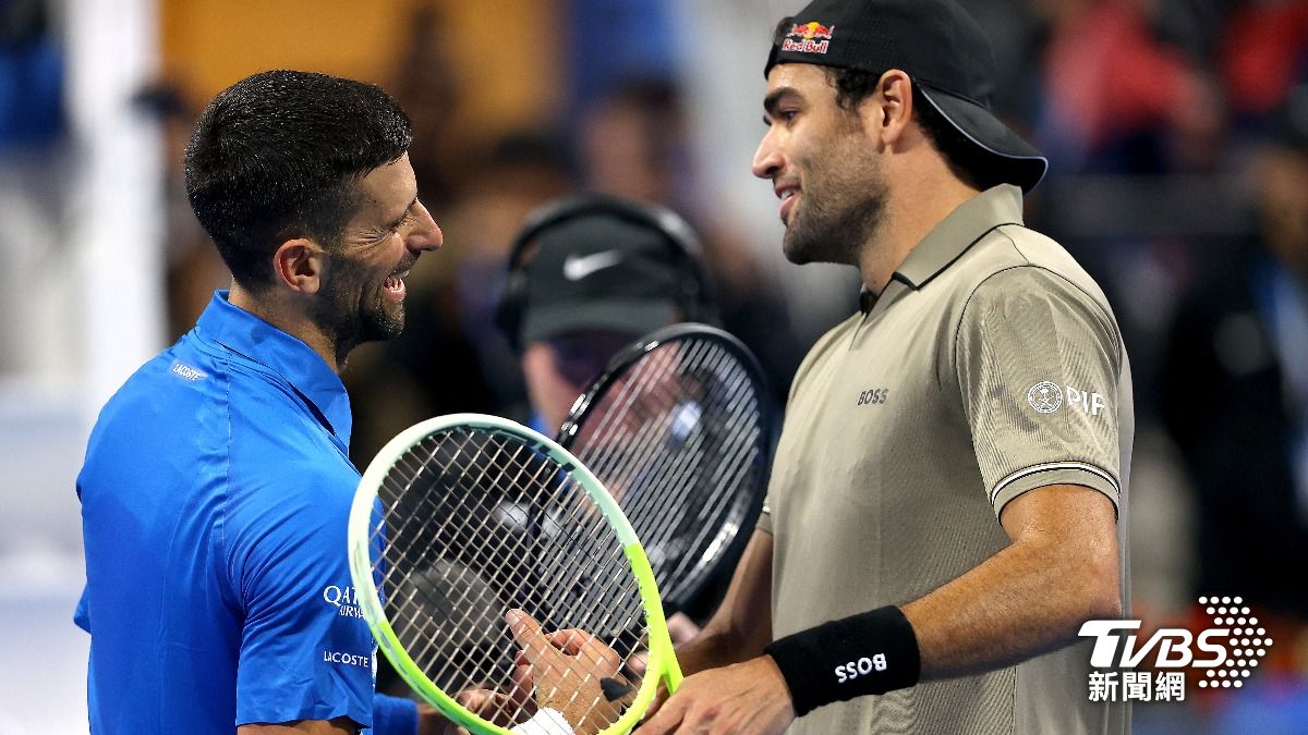 喬科維奇（左）在卡達男網賽首輪以直落二輸給義大利選手貝雷蒂尼（右）。（圖／達志影像路透社）