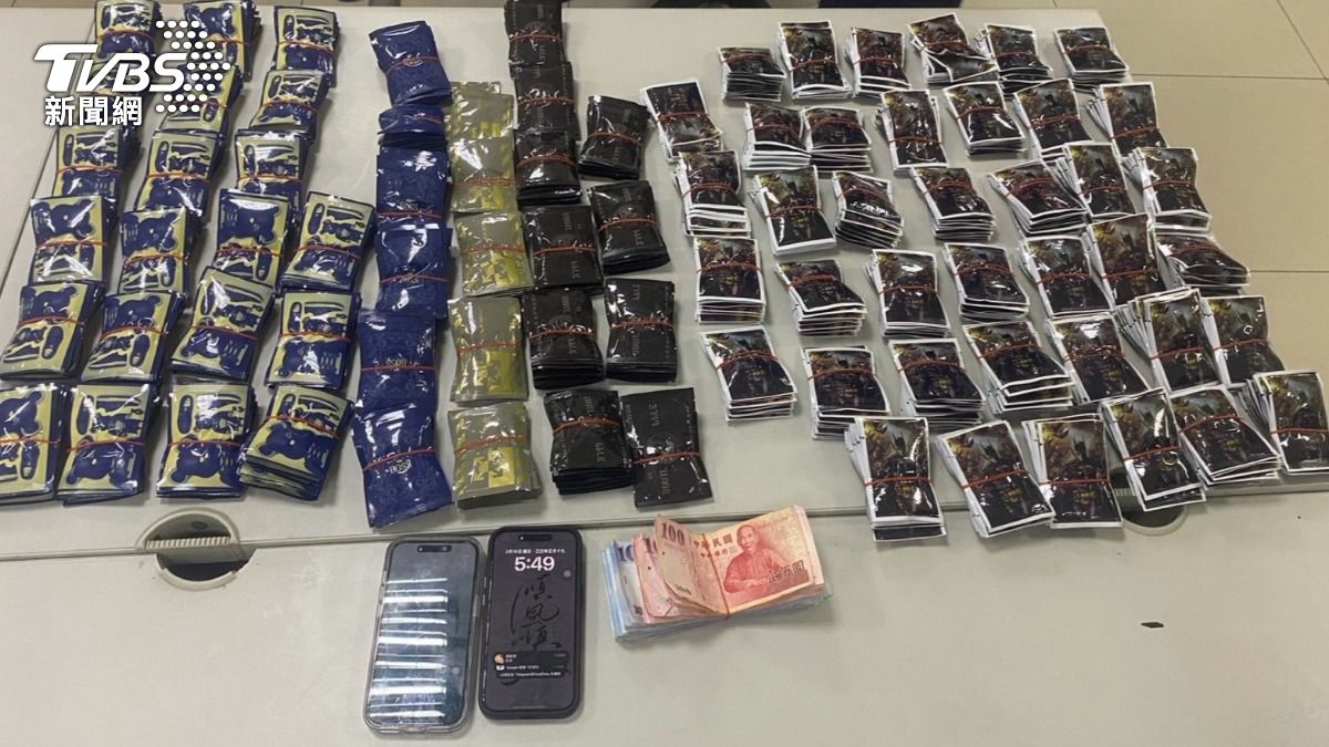 警方在車內找到K他命、毒咖啡包等違禁品。（圖／TVBS）