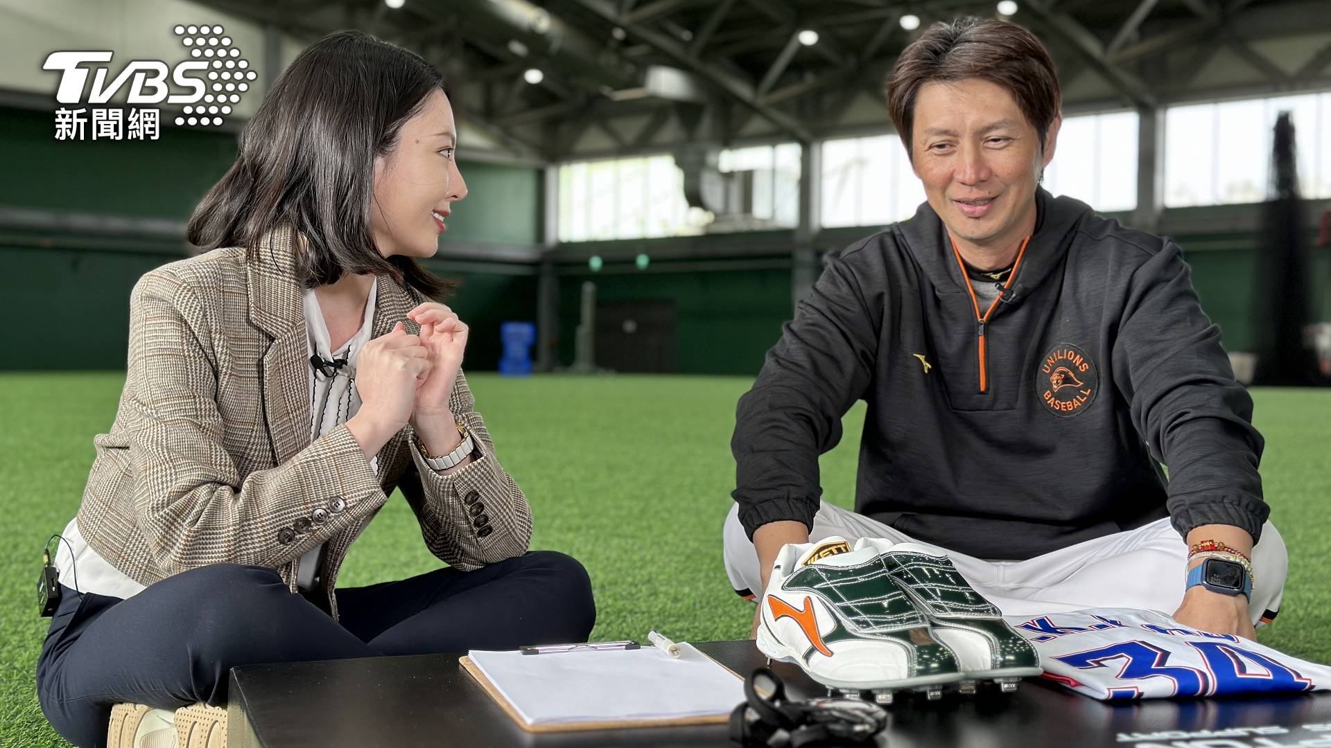高志綱(右)接受TVBS網路節目《鞋來開箱》訪問。(圖_TVBS)