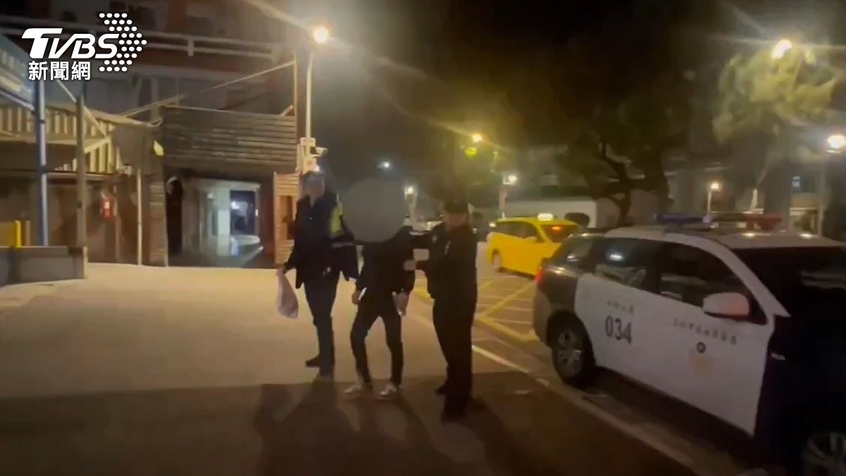 黃姓歹徒被警方逮捕，他供稱是受人委託。（圖／TVBS）