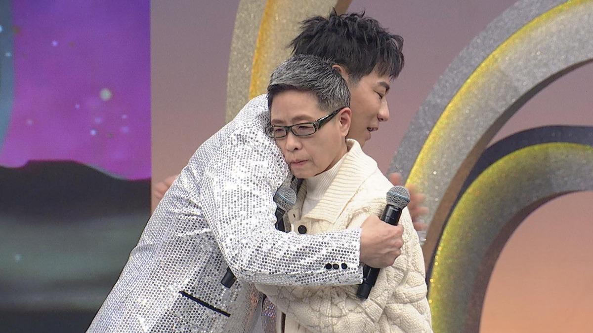 丁曉雯對陳隨意送上擁抱。（圖／中視提供）