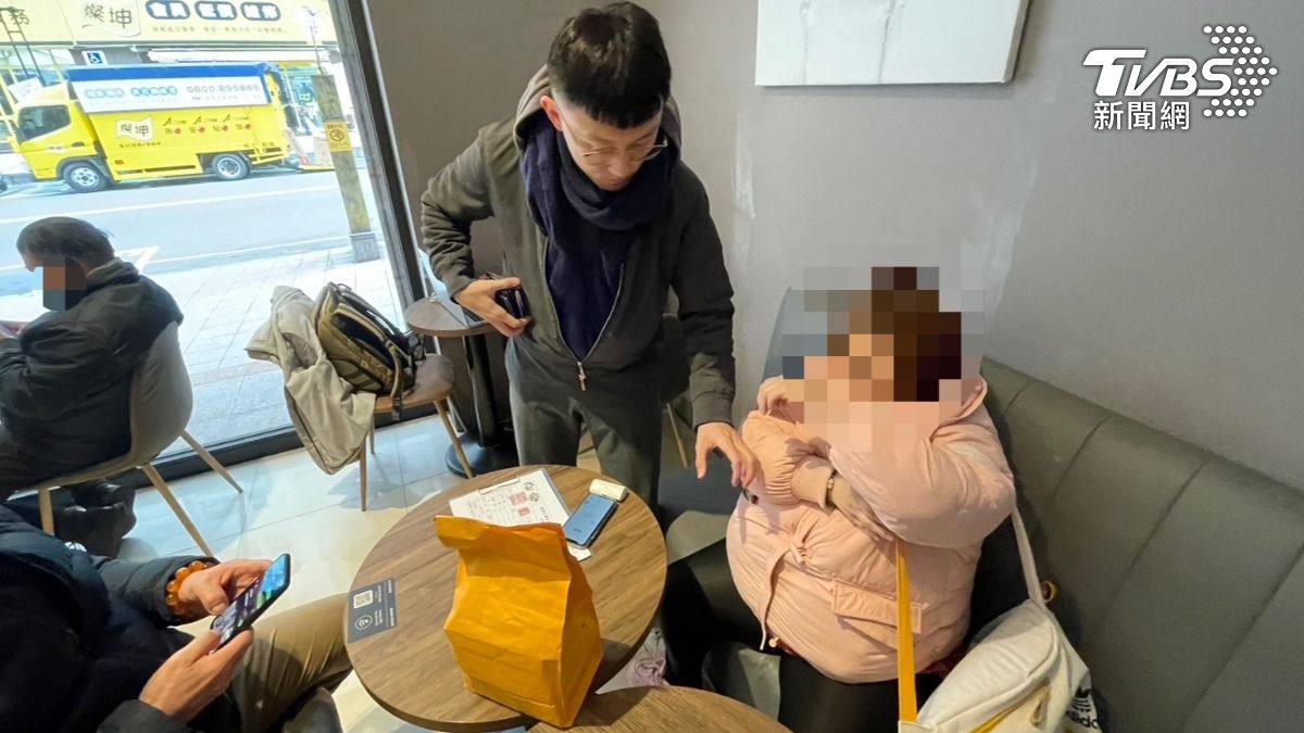 警方當場查獲2名車手。（圖／TVBS）