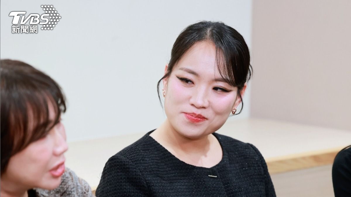 鄭智善跟台灣經紀人陳安齊（左）簽約。（圖／趙世平攝）