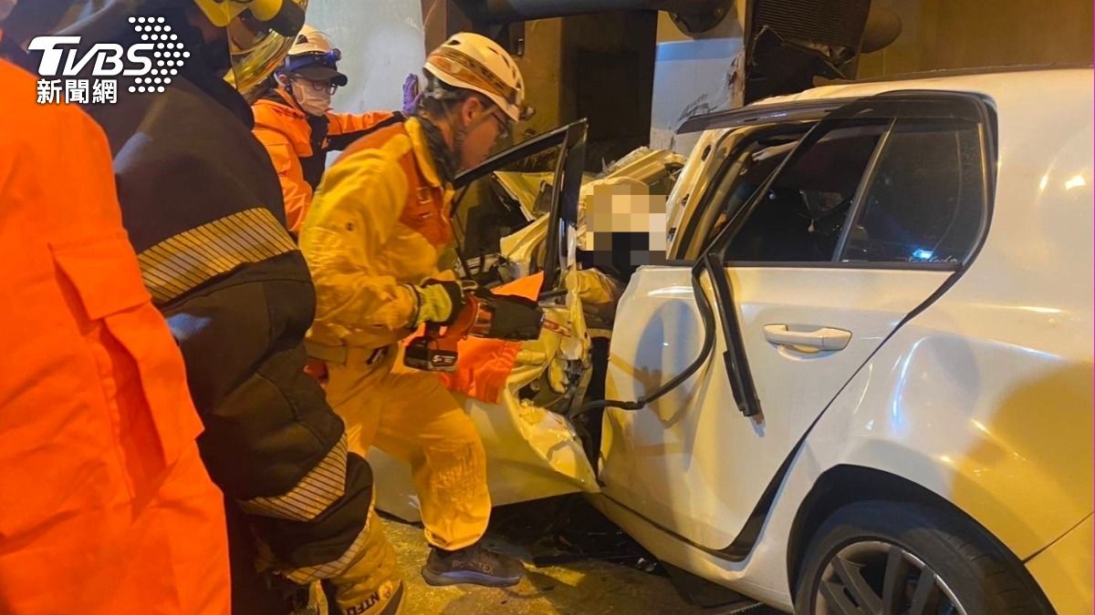 消防人員用破壞器材將門破壞。（圖／TVBS）