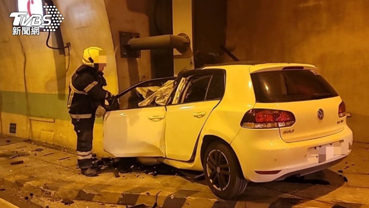 男駕駛自撞身亡。（圖／TVBS）