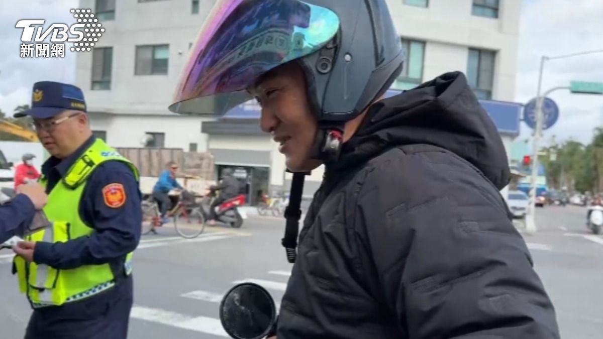 當時有熱心民眾對騎士進行CPR搶命。（圖／TVBS）