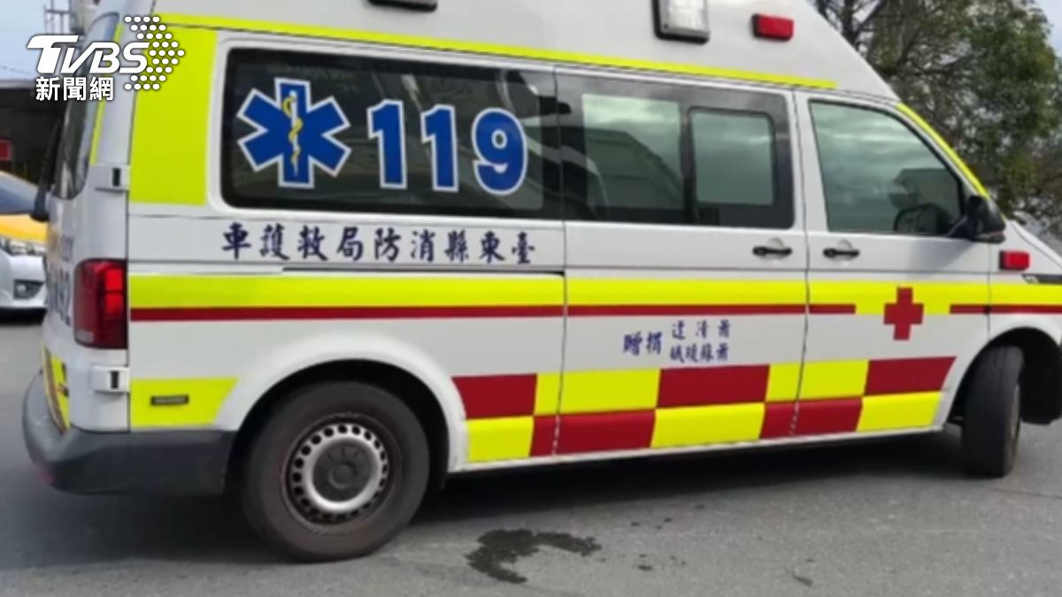 該名騎士恢復呼吸心跳，緊急被送往醫院搶救。（圖／TVBS）