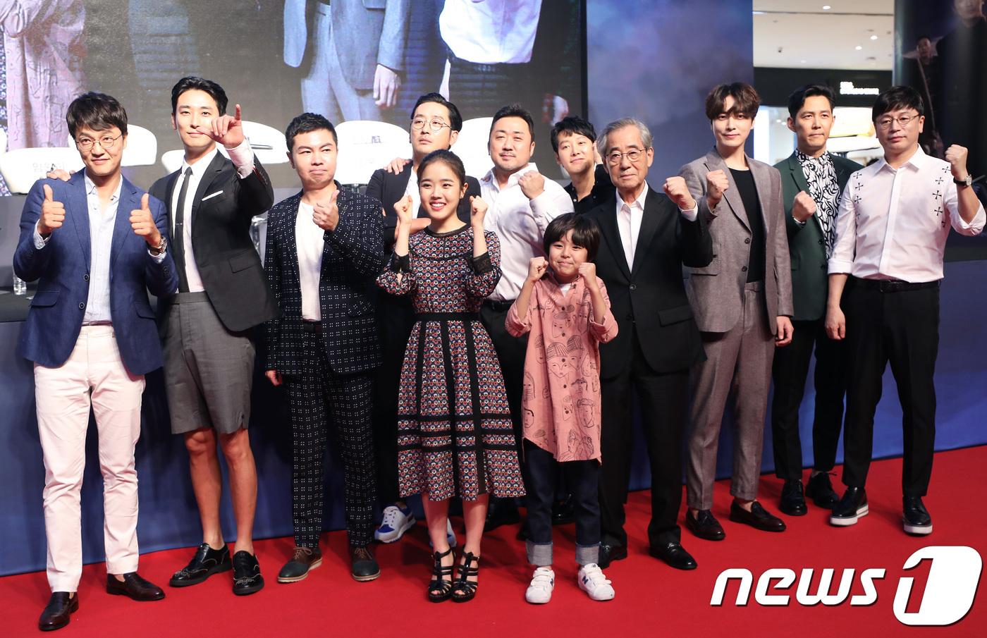 李浚赫（右三）、朱智勳（左二）曾經共演《與神同行》。（圖／news1提供）