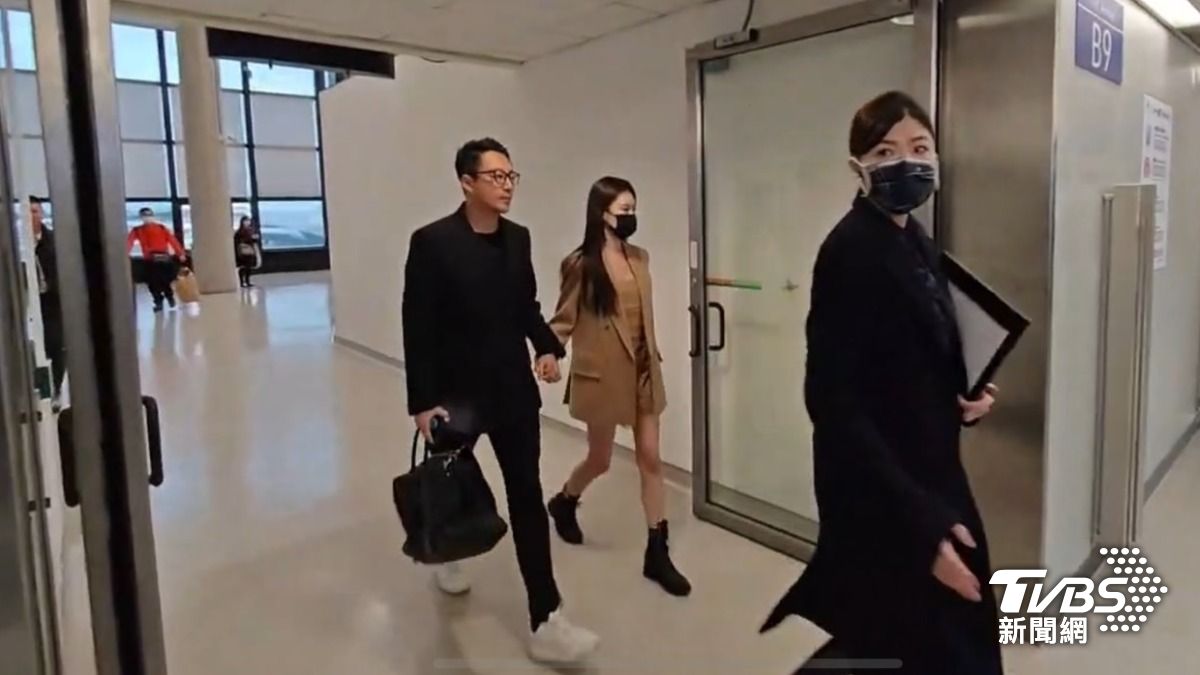 汪小菲緊牽著老婆。（圖／TVBS）