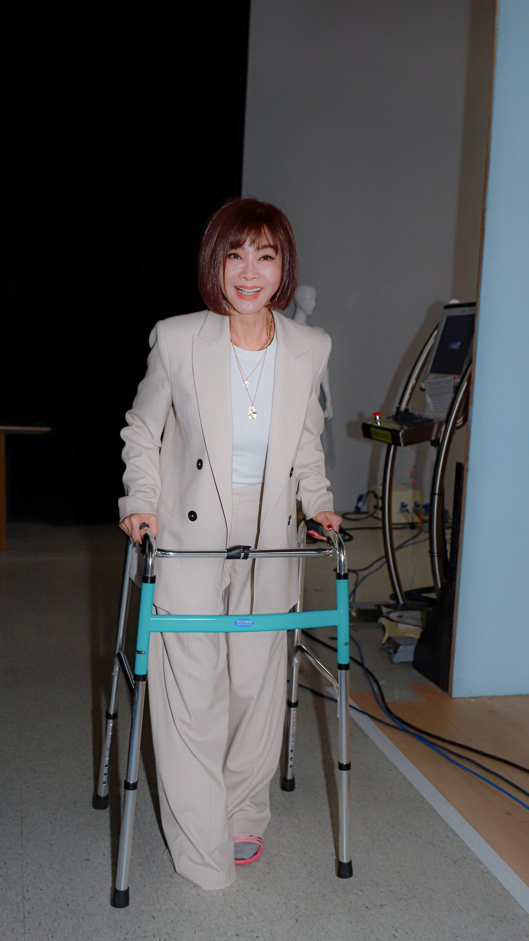 陳美鳳推助行器進場。（圖／民視提供）