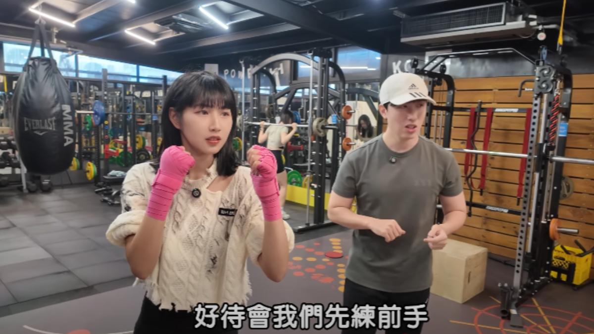 Una原本還穿著針織毛衣。（圖／翻攝自郭芳岑 Una YouTube）