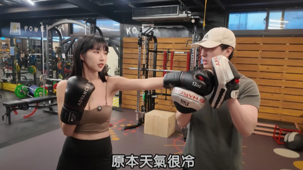 後來直接脫到剩下小可愛。（圖／翻攝自郭芳岑 Una YouTube）