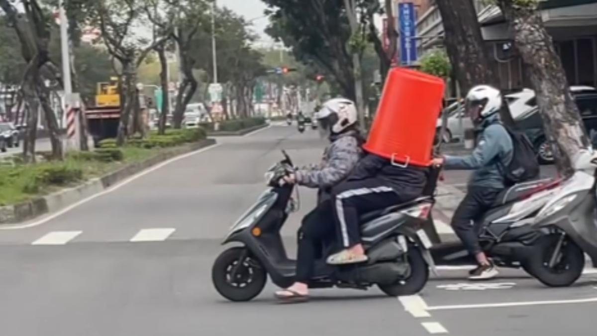 高雄有民眾將水桶倒蓋在自己身上，半截身體直接失蹤。（圖／翻攝自社會事新聞影音）