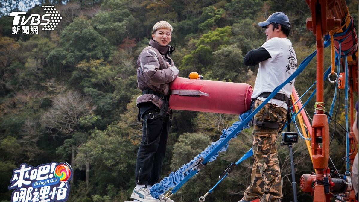 小煜挑戰高空彈跳。（圖／TVBS）