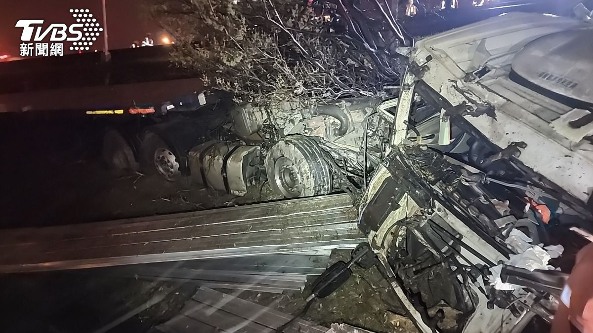 車輛幾乎全毀。（圖／TVBS）