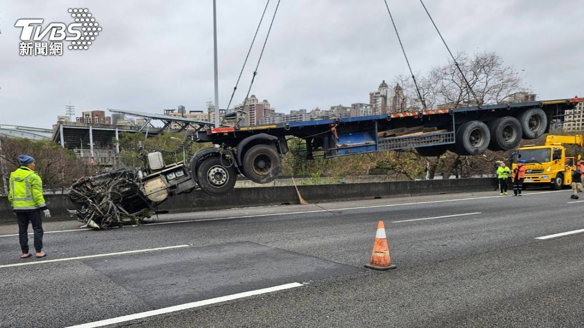車輛吊起時，車身車頭已毀損嚴重、分離。（圖／TVBS）