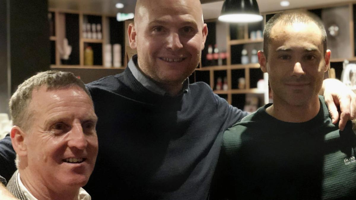 在《窒息倒數》拍攝期間，三位真實事件人物左起戴夫由左起鄧肯奧爾科克（Duncan Allcock）和克里斯萊蒙斯（Chris Lemons）、（Dave Yuasa）親臨片場。（圖／CATCHPLAY提供）