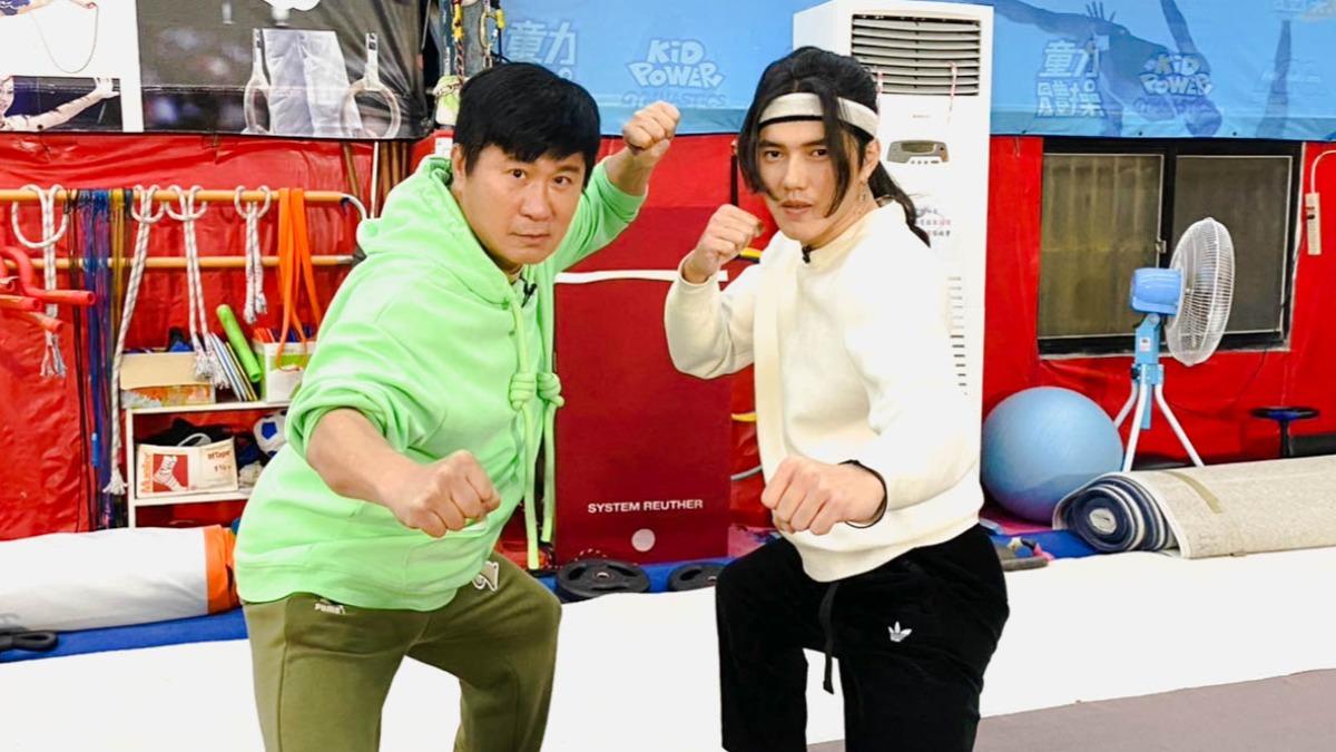 胡瓜向奇軒討教特技動作。（圖／下面一位提供）