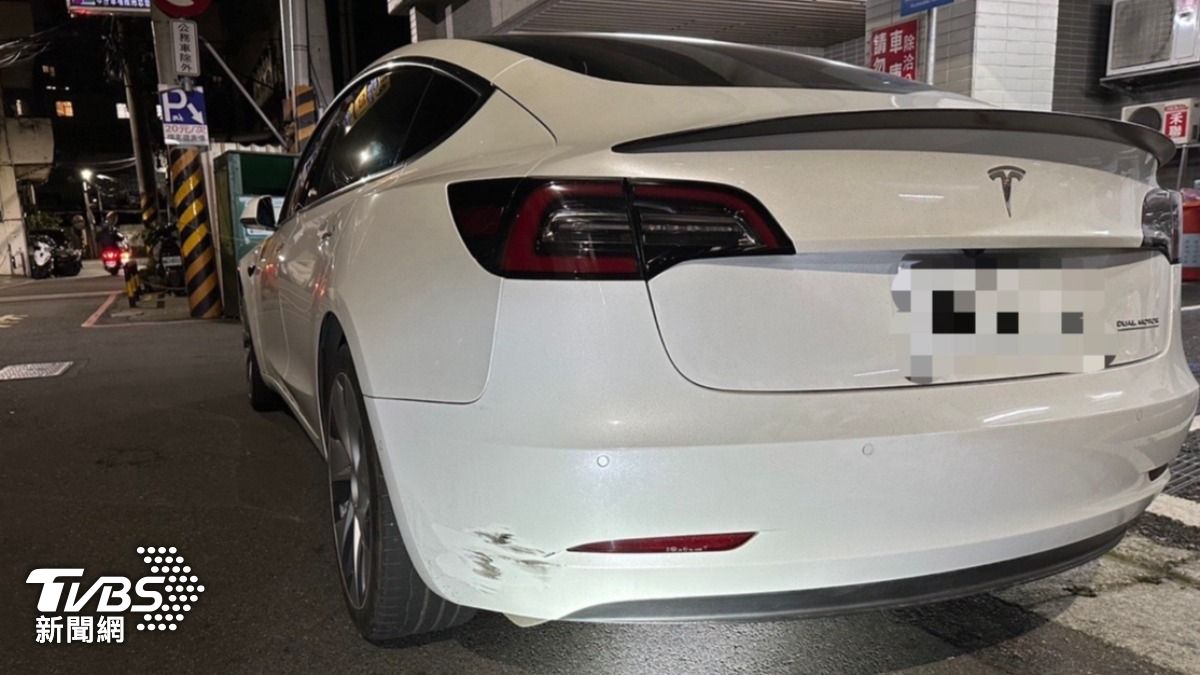 特斯拉左後方保險桿損壞。（圖／TVBS）
