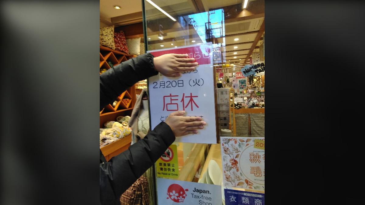 原PO的台灣友人大膽的用雙手遮住多餘的文字。（圖／翻攝自X @end2048）