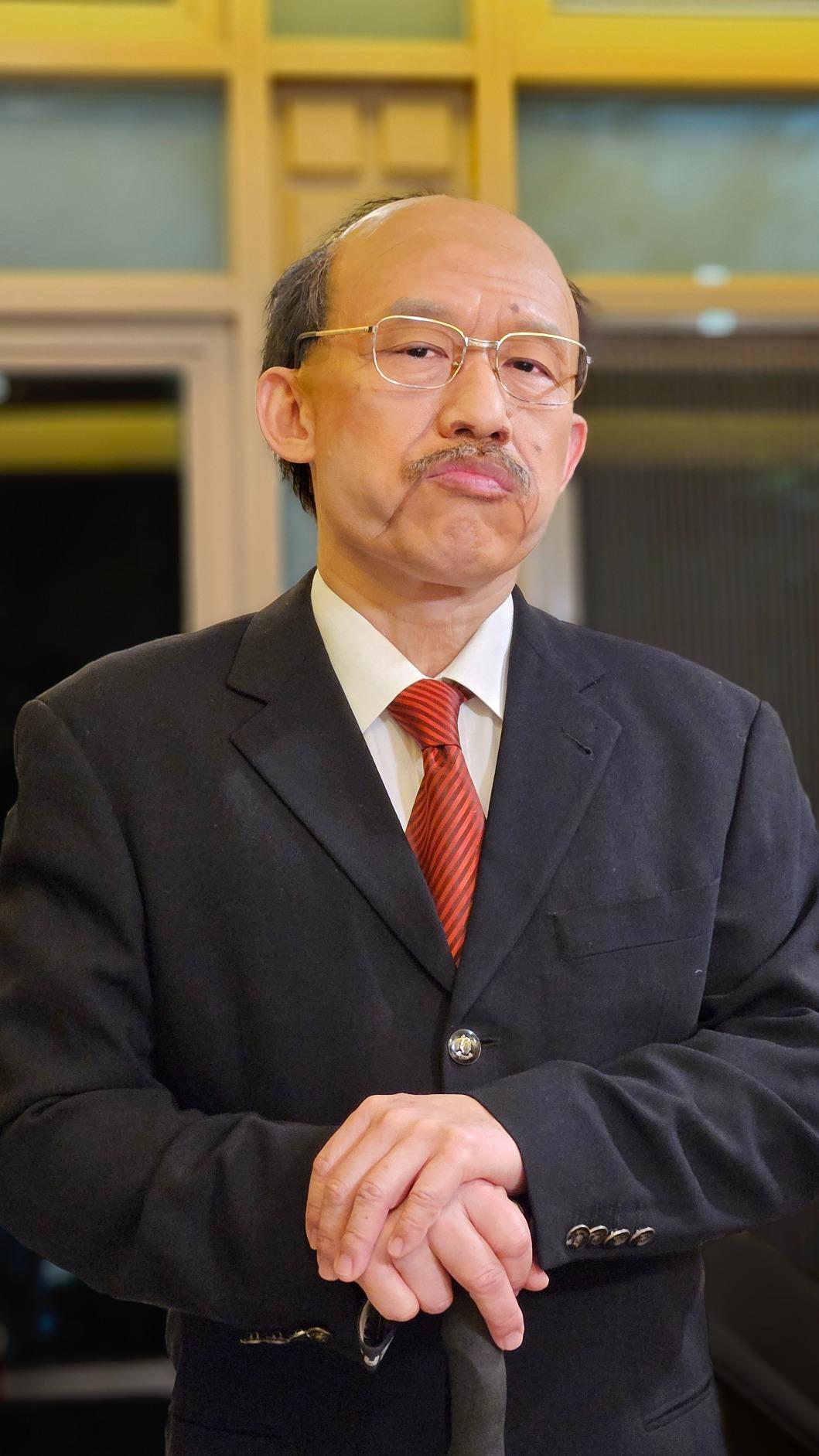 郭子乾巧扮柯建銘。（圖／金星文創提供）