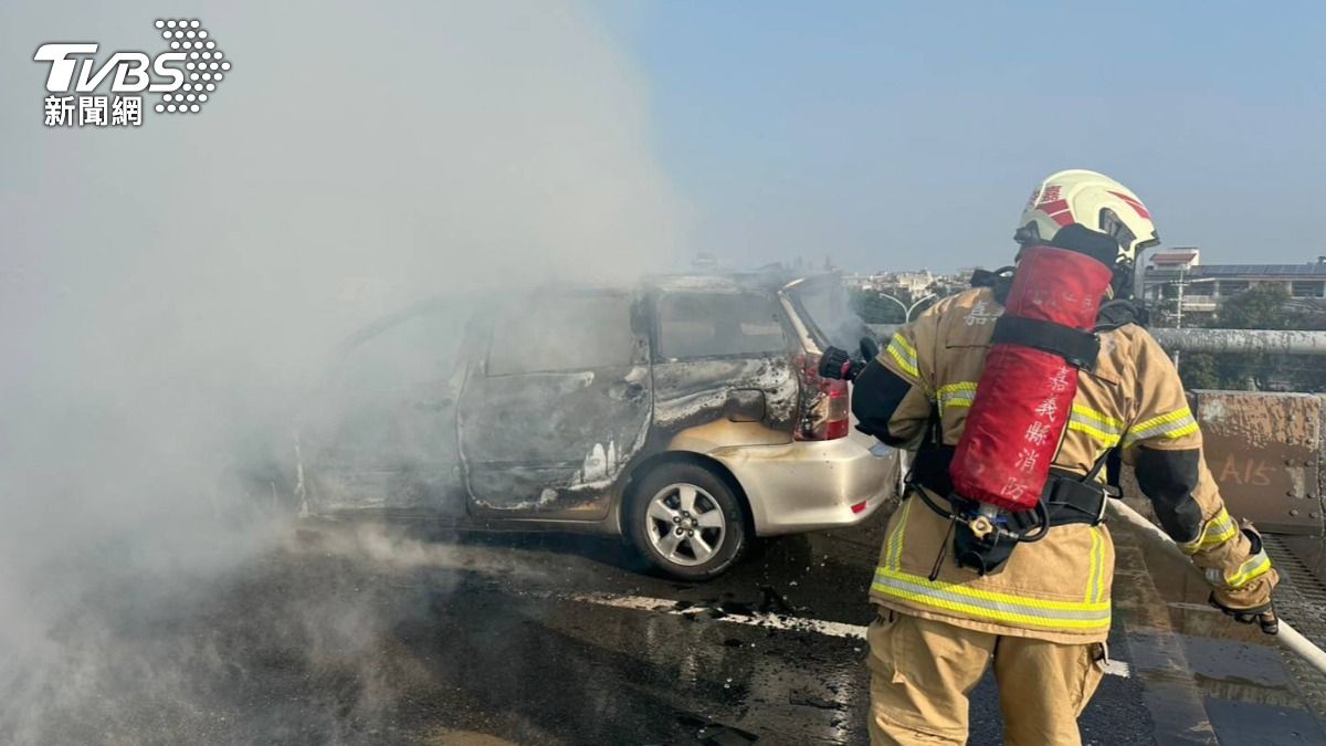 警消獲報後立即前往佈線撲滅火勢。（圖／TVBS）