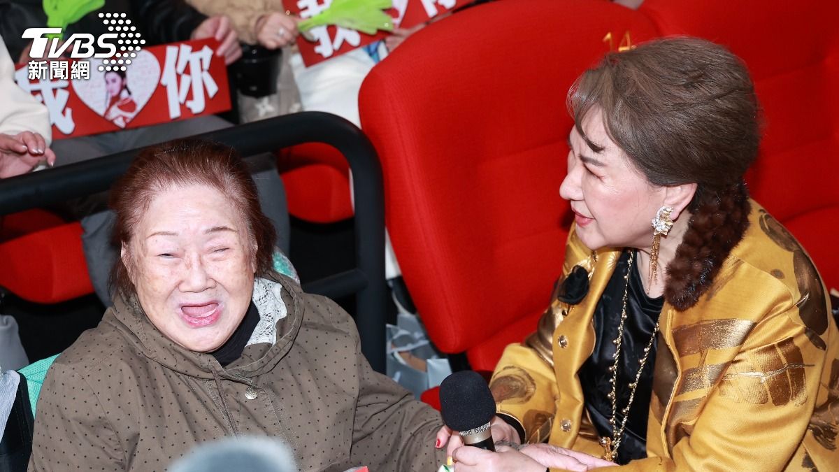 楊麗花走下台與粉絲互動。（圖／黃城碩攝）