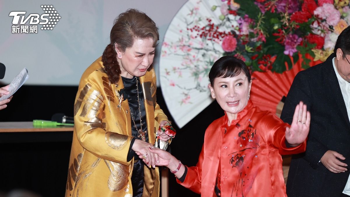 陳亞蘭（右）對歌仔戲文化危機極有感。（圖／黃城碩攝）