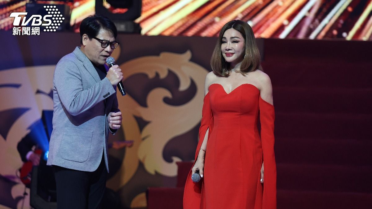 陳美鳳跟伍浩哲一起合唱〈繁華攏是夢〉。（圖／張哲鳴攝）