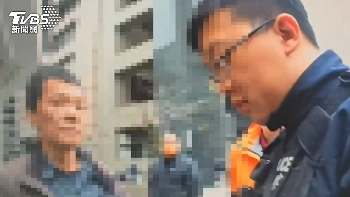 男子撞破超商玻璃，驚動警方到場了解。（圖／TVBS）