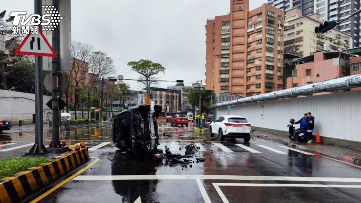 小轎車碰撞後側翻。（圖／TVBS）