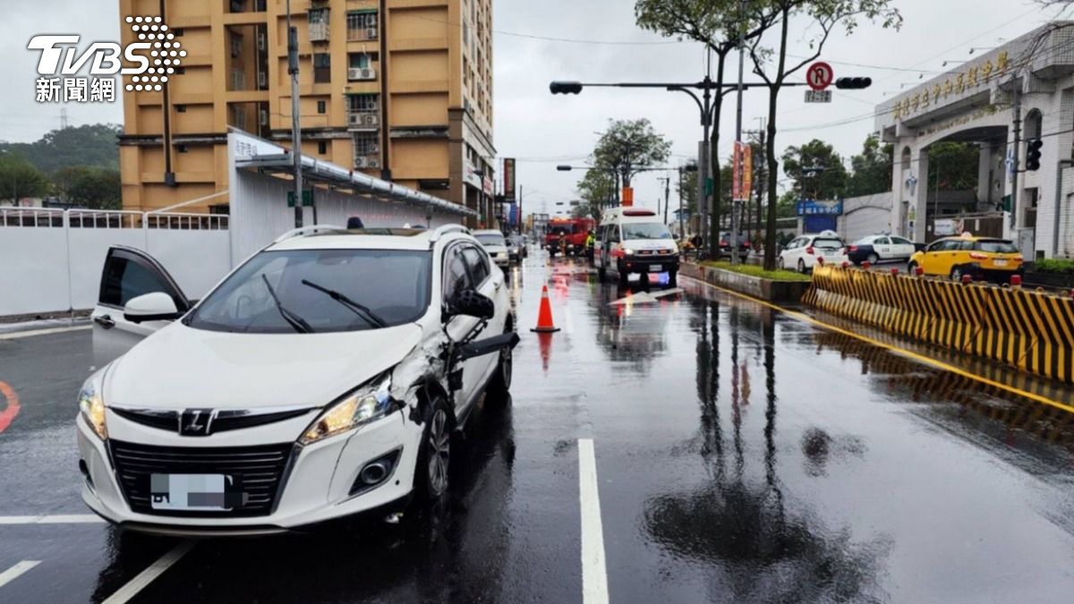 無辜被撞的白色小轎車。（圖／TVBS）