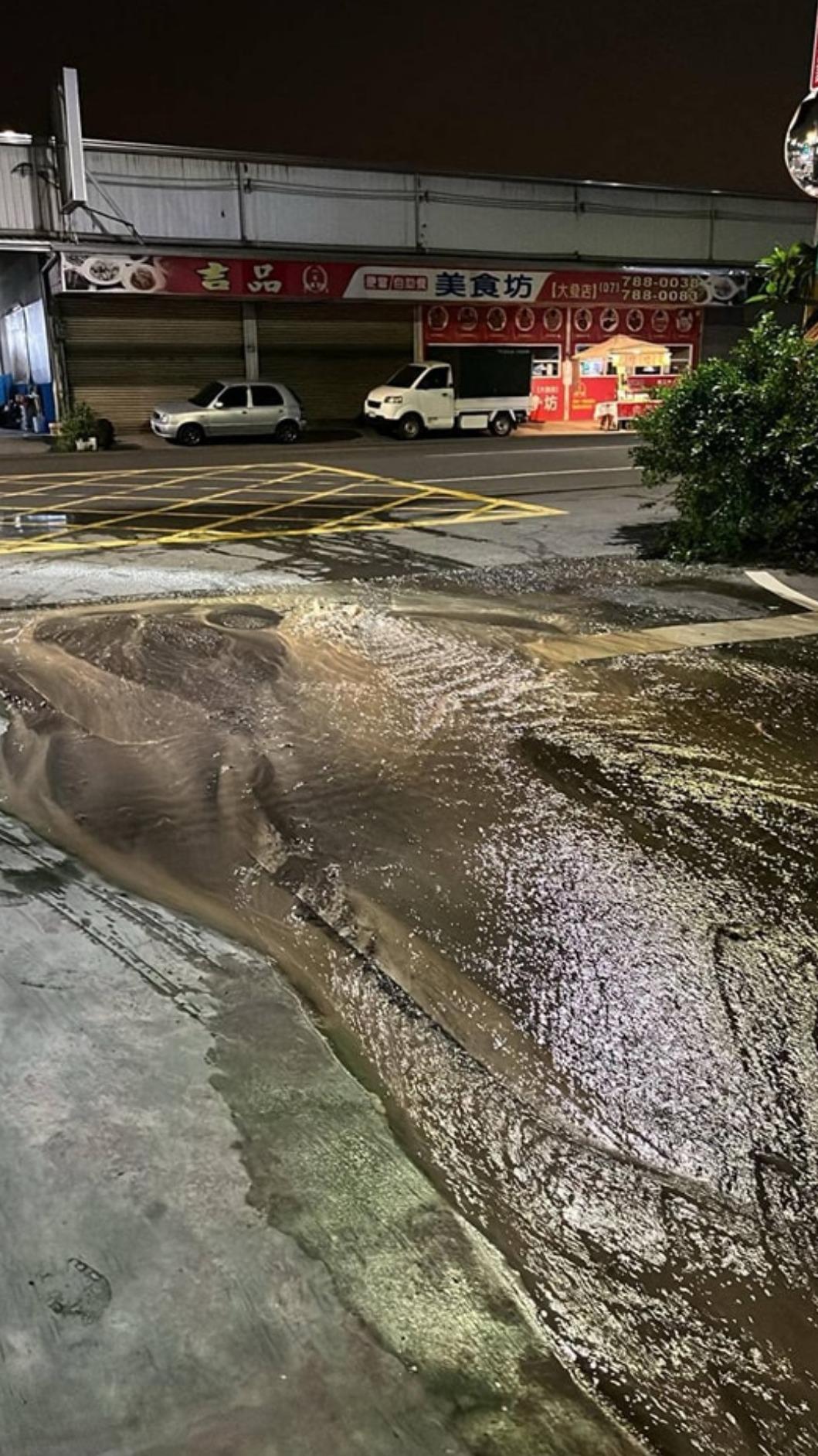 昨晚大寮路也出現水管破裂情形。（圖／翻攝自臉書社團「咱是大寮人」）