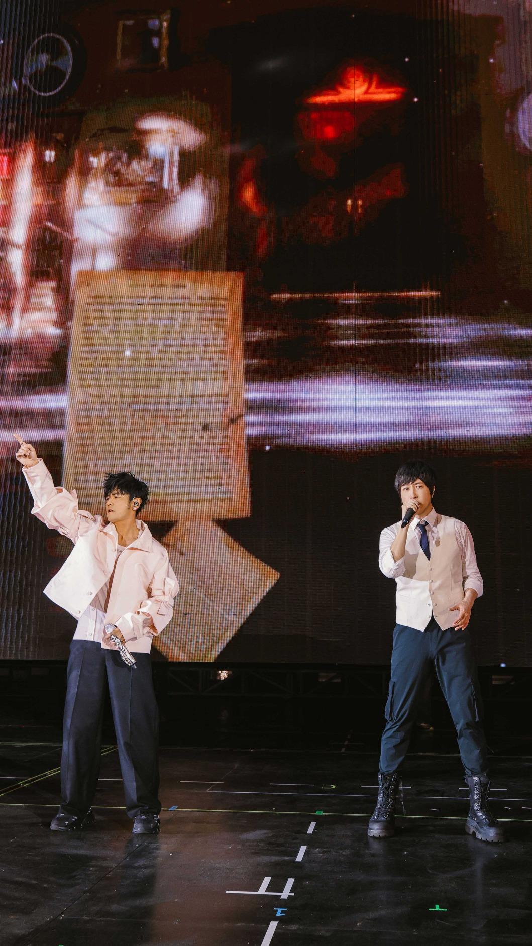 周董和阿信合唱搖滾版〈稻香〉，讓粉絲深陷感動之中。（圖／相信音樂、杰威爾音樂提供）