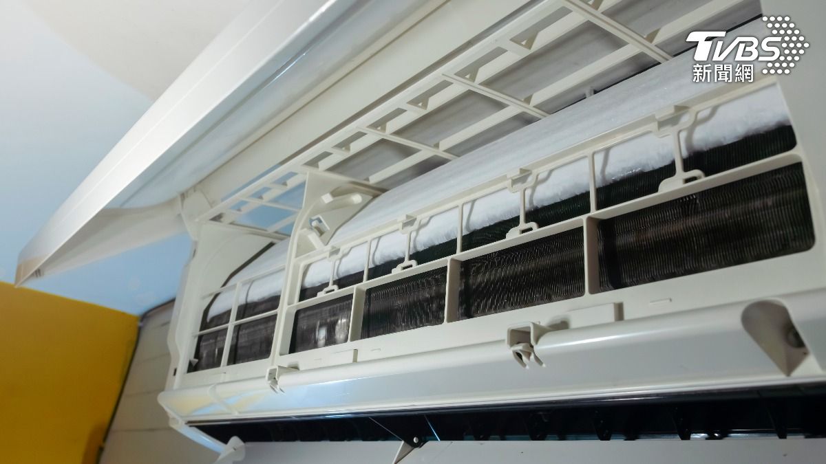 冷氣濾網必須定期清理，以防堵塞影響暖房效率。（示意圖／達志影像Shutterstock）