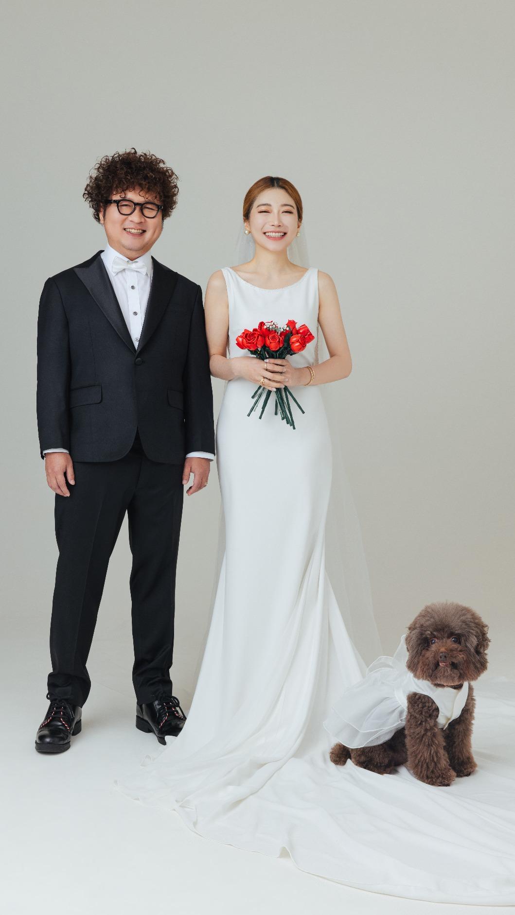 納豆和依依帶著「妹妹」一起拍婚紗。（圖／經紀人提供）