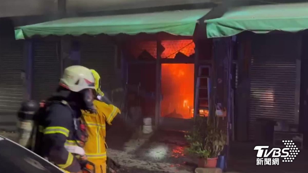 高雄市楠梓區高楠公路上一間透天民宅發生火警。（圖／TVBS）