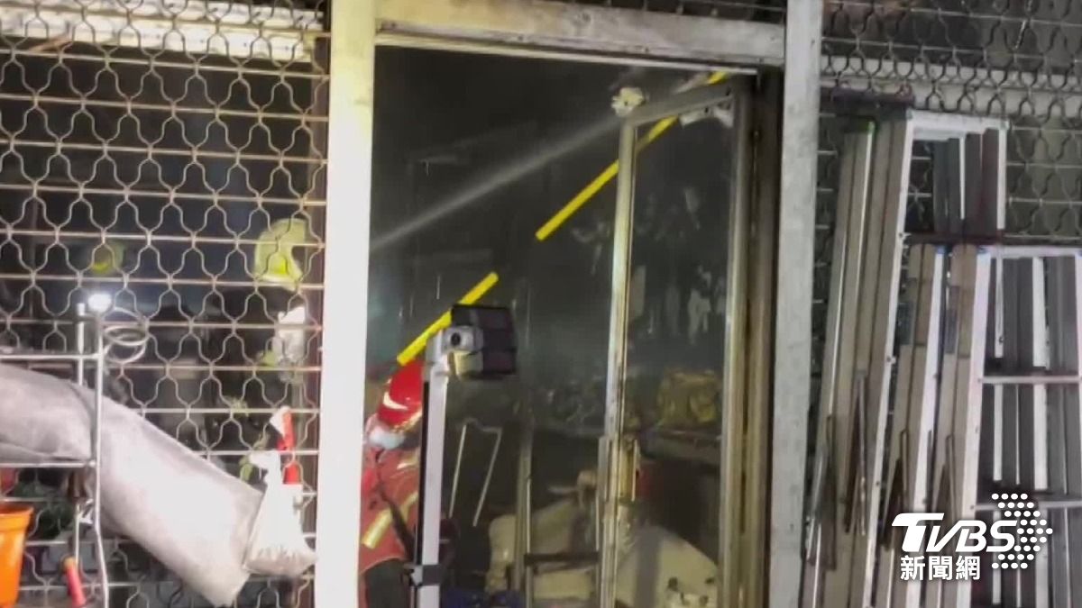 高雄市楠梓區高楠公路上一間透天民宅發生火警。（圖／TVBS）