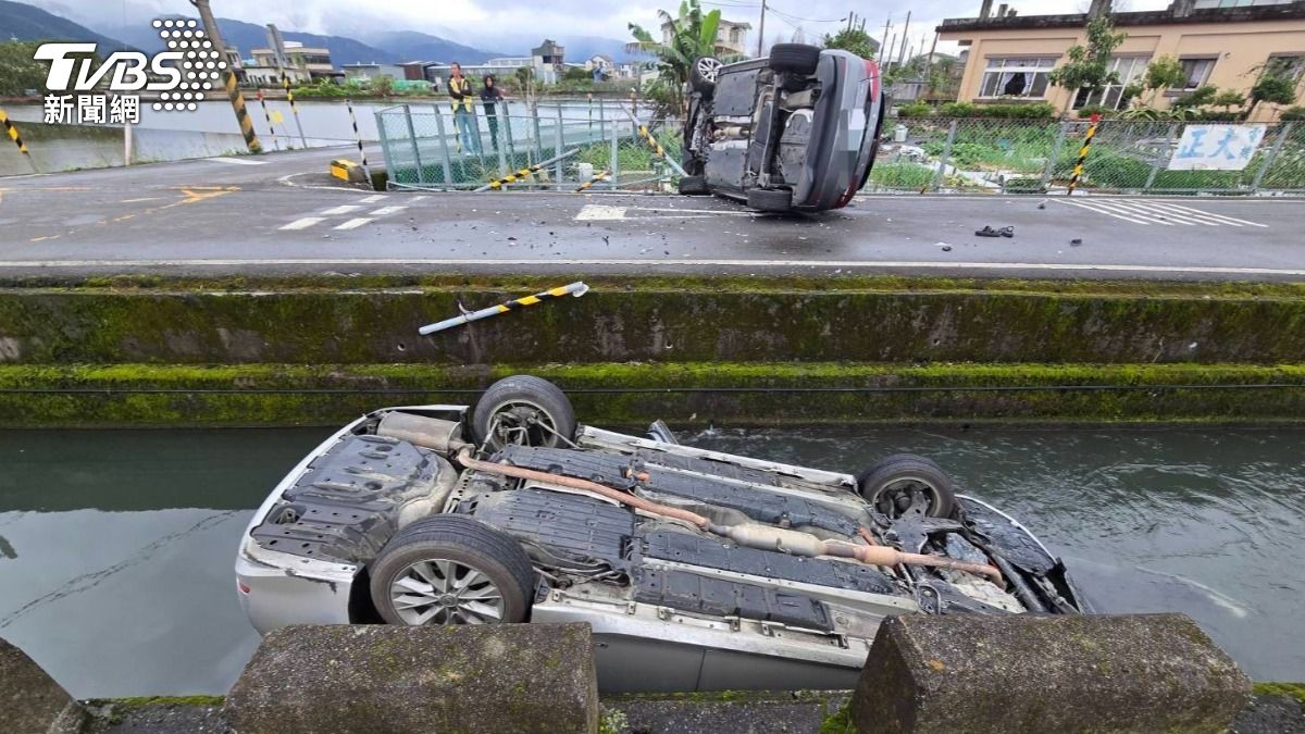 2輛小客車碰撞造成翻覆。（圖／TVBS）