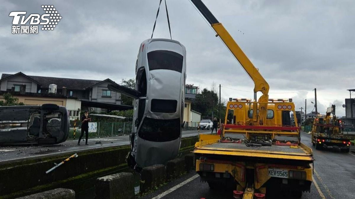 2輛小客車碰撞造成翻覆。（圖／TVBS）
