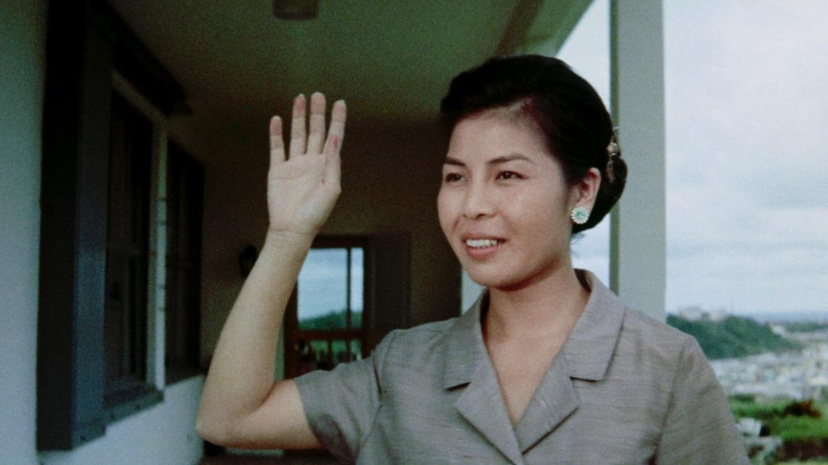 周遊當年曾到沖繩拍攝《夕陽西下》，模樣青澀樸素。（圖／影視聽中心提供）